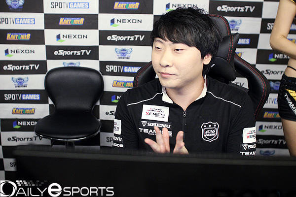 조성제가 아이템전에 들어가기 전 손을 풀고 있다.