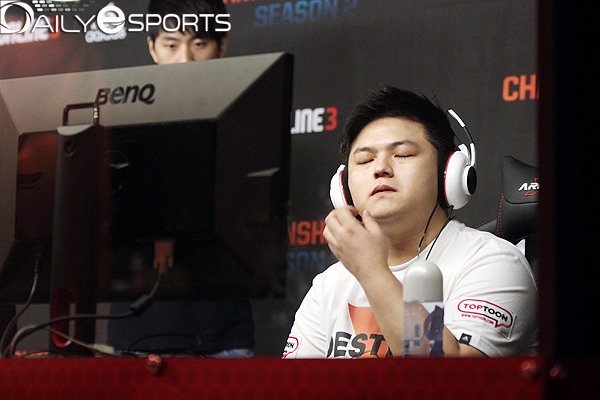 경기가 잘 풀리지 않자 한숨을 내쉰 전경운.