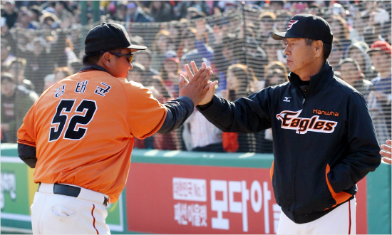 '이제다시잘해보자'한화는최근마운드붕괴와타선침체로5연패수렁에빠졌다.그러나13일롯데전승리로반등의발판을마련했다.사진은김태균과김성근감독이하이파이브를하는모습.(자료사진=한화)