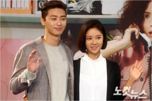 배우박서준과황정음이14일오후서울상암동MBC신사옥에서열린수목미니시리즈‘그녀는예뻤다’제작발표회에참석해포즈를취하고있다.사진=황진환기자