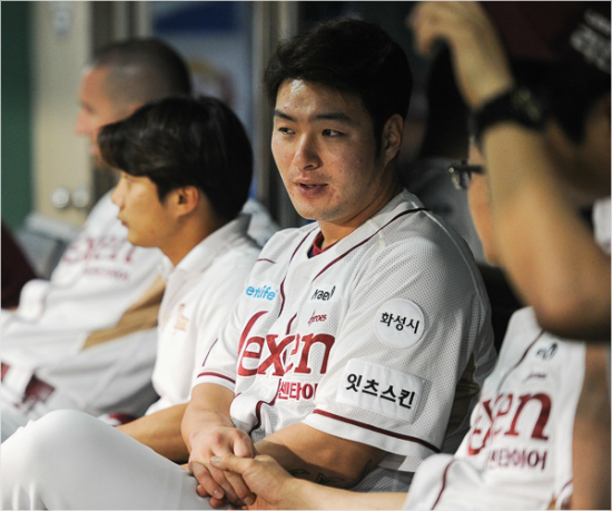 '왜하필이런때...'넥센박병호는이달초오른중지통증으로4경기에결장했고,최근10경기에서2홈런에머물며페이스가조금떨어진모습이다.사진은지난3일LG전에결장한채벤치에서경기를지켜보는모습.(자료사진=넥센)