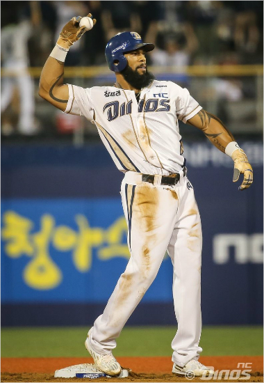 NC테임즈가지난달28일한화와홈경기에서30호도루로30-30클럽가입을완성한뒤기념구를받아더그아웃에던지는모습.(자료사진=NC)