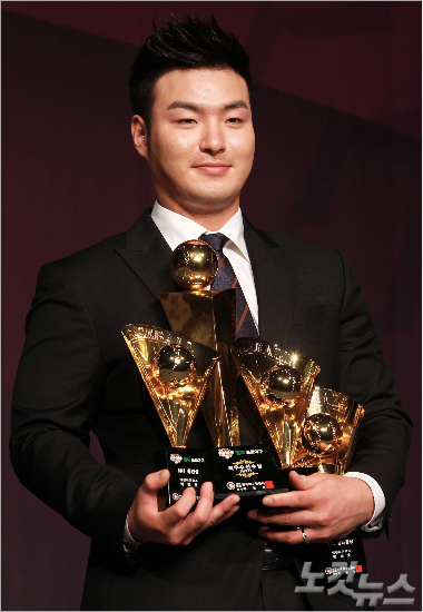 지난2012년박병호가생애첫정규리그MVP를수상한모습.(자료사진=황진환기자)