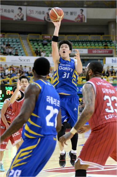 슛을시도하는삼성김준일(등번호31번)과그장면을지켜보는라틀리프(사진제공/KBL)