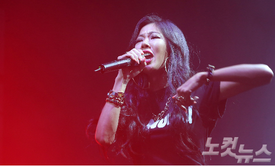 가수제시가15일오후서울마포구서교동예스24무브홀에서열린싱글앨범'쎈언니'쇼케이스에서멋진무대를선보이고있다.박종민기자
