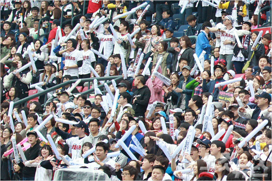 프로야구두산이15일롯데와홈경기에서한국프로사상최초로7년연속홈관중100만돌파를앞두고있다.사진은잠실경기때두산홈팬들의응원모습.(자료사진=윤창원기자)