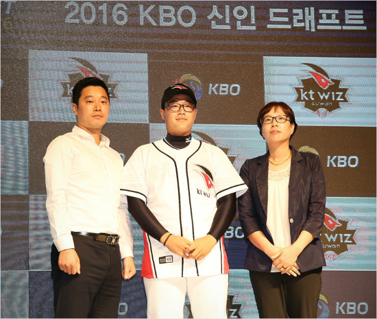 2016년신인드래프트에서케이티에1차지명된경북고좌완박세웅(가운데,자료사진=케이티)