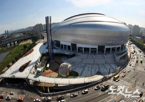 국내최초돔야구장'고척스카이돔'이09년2월첫삽을뜬지약7년만에완공,한구야구돔구장시대가본격개막했다.15일서울구로구국내최초돔야구장'고척스카이돔'이위용을드러내고있다.고척돔은내년부터넥센히어로즈가홈구장으로사용할예정이다.(사진=윤성호기자)