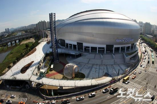 국내최초돔야구장'고척스카이돔'이09년2월첫삽을뜬지약7년만에완공,한구야구돔구장시대가본격개막했다.15일서울구로구국내최초돔야구장'고척스카이돔'이위용을드러내고있다.고척돔은내년부터넥센히어로즈가홈구장으로사용할예정이다.(사진=윤성호기자)