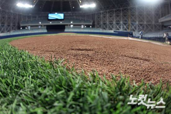 국내최초돔야구장'고척스카이돔'이09년2월첫삽을뜬지약7년만에완공,한국야구돔구장시대가본격개막했다.사진은15일서울구로구국내최초돔야구장'고척스카이돔'의미디어데이행사에서공개된돔구장전용인조잔디와메이저리그전용흙.고척돔은내년부터넥센히어로즈가홈구장으로사용할예정이다.(사진=윤성호기자)