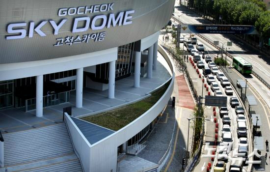 국내최초돔야구장'고척스카이돔'이09년2월첫삽을뜬지약7년만에완공됐다.사진은15일서울구로구고척스카이돔경인로상습정체구간.(사진=윤성호기자)