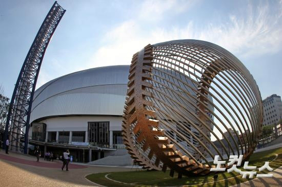 국내최초돔야구장'고척스카이돔'이09년2월첫삽을뜬지약7년만에완공,한국야구돔구장시대가본격개막했다.사진은15일서울구로구국내최초돔야구장'고척스카이돔'의미디어데이행사에서공개된'Dynamicwave'(야구를상징하는조각작품).고척돔은내년부터넥센히어로즈가홈구장으로사용할예정이다.(사진=윤성호기자)