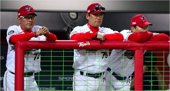 '안풀리네'KIA김기태감독과조계현,김민호코치(왼쪽부터)가15일한화와홈경기를심각한표정으로바라보고있다.(광주=KIA타이거즈)
