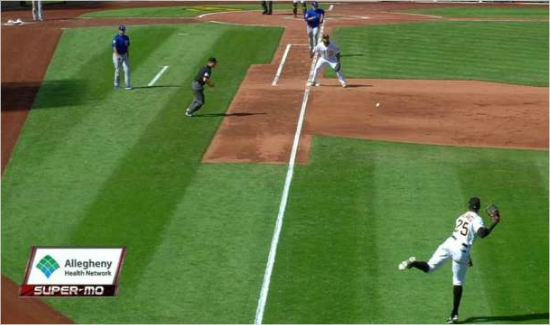 우익수땅볼을만들어내는그레고리폴랑코.(홈페이지영상캡처)