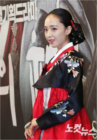 김민정이16일서울강남구임피리얼팰리스호텔에서열린KBS특별기획드라마'장사의신-객주2015'(김종선연출정성희,이한호극복)제작발표회에서포즈를취하고있다.사진=윤성호기자