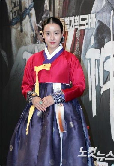 김민정이16일서울강남구임피리얼팰리스호텔에서열린KBS특별기획드라마'장사의신-객주2015'(김종선연출정성희,이한호극복)제작발표회에서포즈를취하고있다.사진=윤성호기자