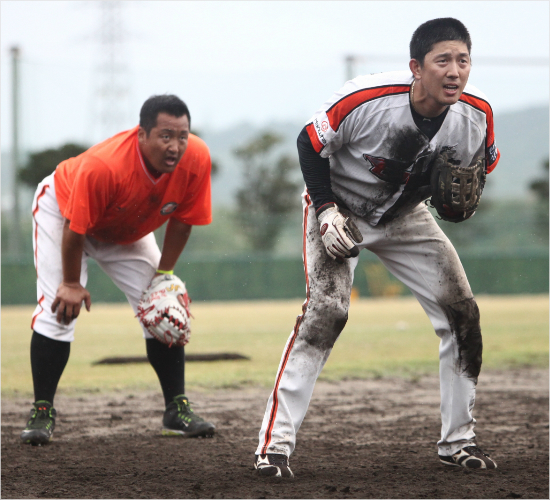 '죽을것같던그때를기억한다면...'한화는지난시즌뒤김성근감독이부임하면서마무리훈련과스프링캠프를통해이른바'지옥의펑고'를받는등혹독한수비훈련을실시했다.그러나시즌막판승부처에서결정적수비실책으로무너져가을야구진출가능성이희박해지고있다.사진은조인성(왼쪽)과김회성의지난해마무리훈련때펑고를받는모습.(자료사진=한화)