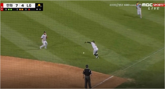 '왜하필그때교체를...'지난8일LG와잠실경기에서1루수권용관이9회말1사2루때양석환의뜬공을놓치는모습.(사진=MBC스포츠플러스중계화면캡처)