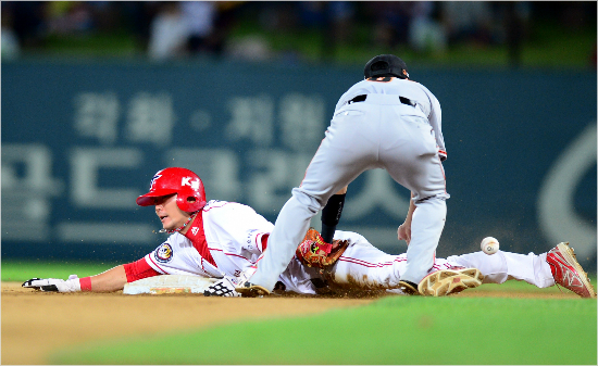 '역전극의계기'KIA김민우가16일한화와홈경기에서7회말2루도루에성공하는모습.(광주=KIA타이거즈)