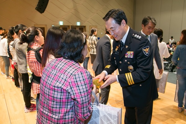 ▲권기선부산경찰청장이다문화가정에격려품을전달하며위로하고있다.