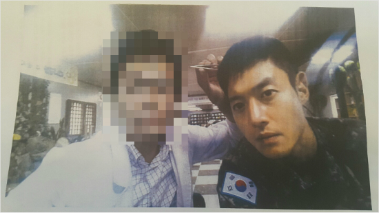 출장DNA검사를받고있는가수겸배우김현중의모습.(사진=이재만변호사제공)