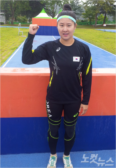 '대한민국군인의명예를걸고'이고은중사가17일경북영천육군제3사관학교장애물달리기훈련장에서오는10월개막하는'2015경북문경세계군인체육대회'각오를다지고있다.(경북=임종률기자)