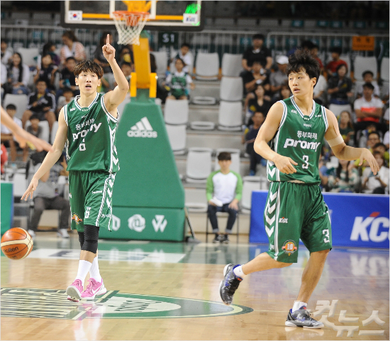 원주동부두경민(사진왼쪽)과허웅(사진제공/KBL)