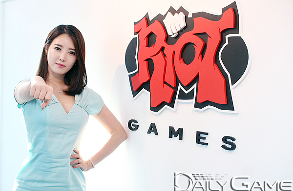 라이엇게임즈에서는 '피스트 범프'로 인사를 한다면서요?