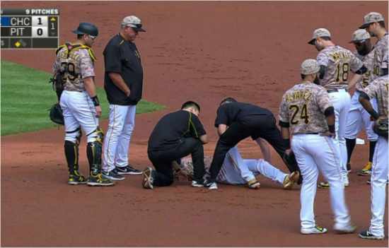 그라운드에쓰러진강정호.(홈페이지영상캡처)