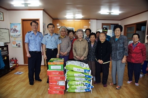 ▲대저1동자매결연에위문품을전달하고기념촬영.(사진제공=부산교도소)