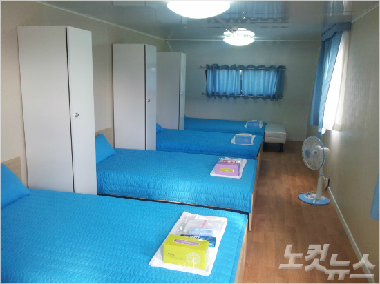 '숙소도군대식?'문경세계군인체육대회이동식숙소내부.절도있는배치와흡사군대내무반같은내부가군인대회임을상기시켜준다.(문경=임종률기자)