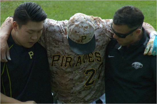 무릎부상으로부축을받은채경기장을나서는강정호.(홈페이지영상캡처)