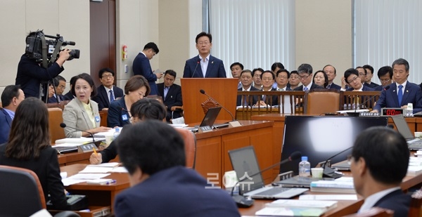 ▲안행위국감증인으로출석한이재명성남시장이답변을하고있다.(사진제공=성남시)