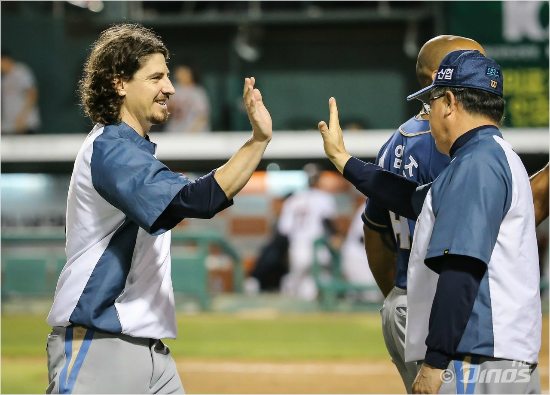 '잘했어'김경문NC감독(오른쪽)이18일한화와원정에서15-2대승을거둔뒤선발투수스튜어트등선수들과하이파이브를하는모습.(대전=NC)