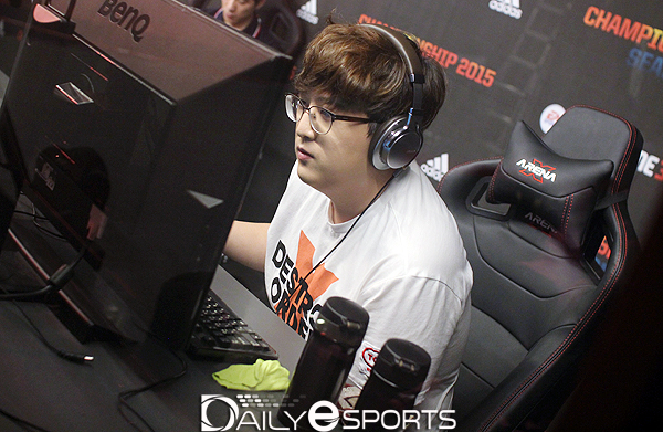 경기 도중 선수 교체와 포지션 변경을 하고 있는 장동훈.