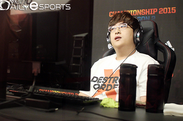 2세트에서 동점골을 넣은 뒤 안도의 한숨을 내쉬는 장동훈.