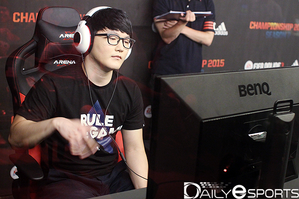 한 골을 허용한 뒤 가볍게 손을 풀고 있는 양진협.