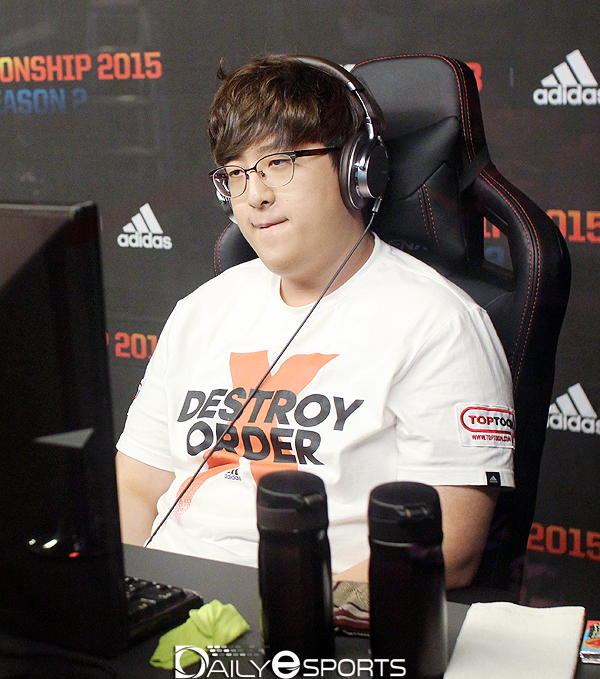 동점 상황에서 한 골을 허용한 뒤 표정이 좋지 않은 장동훈,