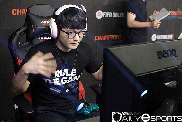 2세트 승리 후 마지막 세트에서 끝내겠다는 각오로 손을 풀고 있는 양진협.