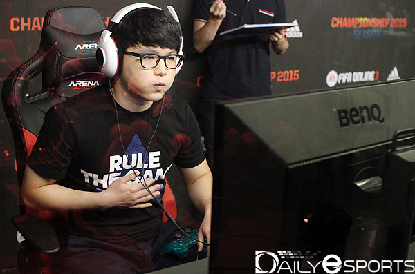 3세트에서 아슬아슬하게 골을 막아낸 뒤 안도의 한숨을 내쉬는 양진협.