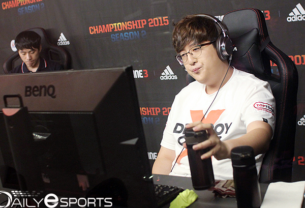 경기가 잘 풀리지 않자 연신 물을 마시고 있는 장동훈,