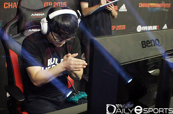 후반전에 들어가기 전 승리를 기원하고 있는 양진협.