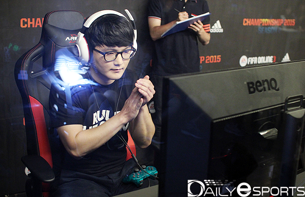 결승 진출을 확정 지은 뒤 스스로에게 박수를 보내고 있는 양진협.