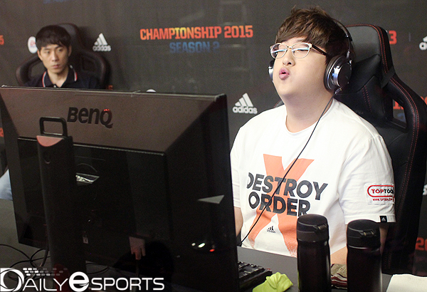 4강전에서 완패한 뒤 한숨을 길게 내쉰 '디펜딩 챔피언' 장동훈.