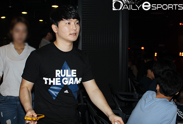 인터뷰를 위해 자리를 이동하고 있는 양진협.