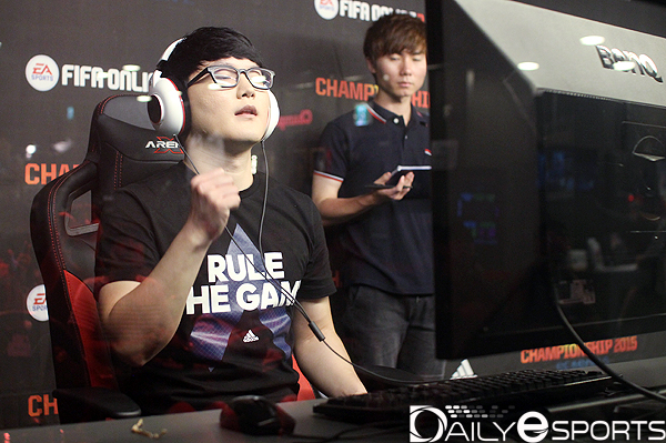 선제골을 넣은 뒤 주먹을 꽉 쥔 양진협 선수.