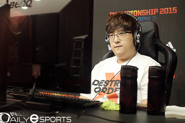 골이 잘 들어가지 않자 입술을 꽉 깨문 '디펜딩 챔피언' 장동훈.