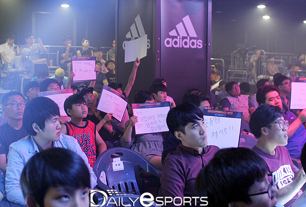 치어풀로 선수들을 응원하고 있는 챔피언십 관중들.