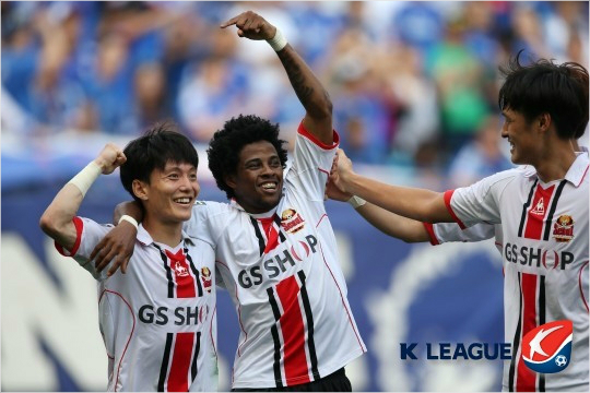 지난4월대전소속으로수원원정에서멀티골을터뜨리며승리를이끌었던아드리아노(가운데)는이적후처음출전한'슈퍼매치'에서도멀티골로서울의대승을진두지휘했다.(자료사진=한국프로축구연맹)