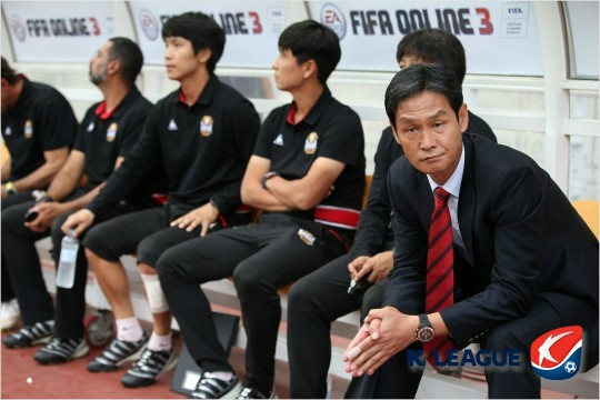 최용수FC서울감독은올시즌세번째'슈퍼매치'에서측면윙백과세트피스라는승부수를던져모두성공을맛본덕에적지에서기분좋은대승을거뒀다.(자료사진=한국프로축구연맹)